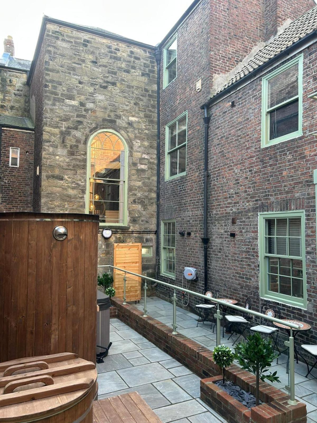 Magistrates Penthouse Suite - Town Centre Apartments With Spa Morpeth Eksteriør bilde